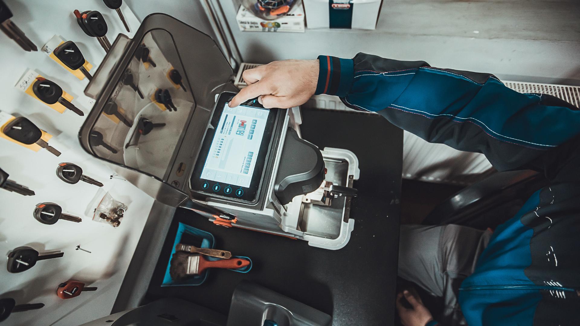 Full-service car locksmith in Salinas with diagnostic tools and car keys