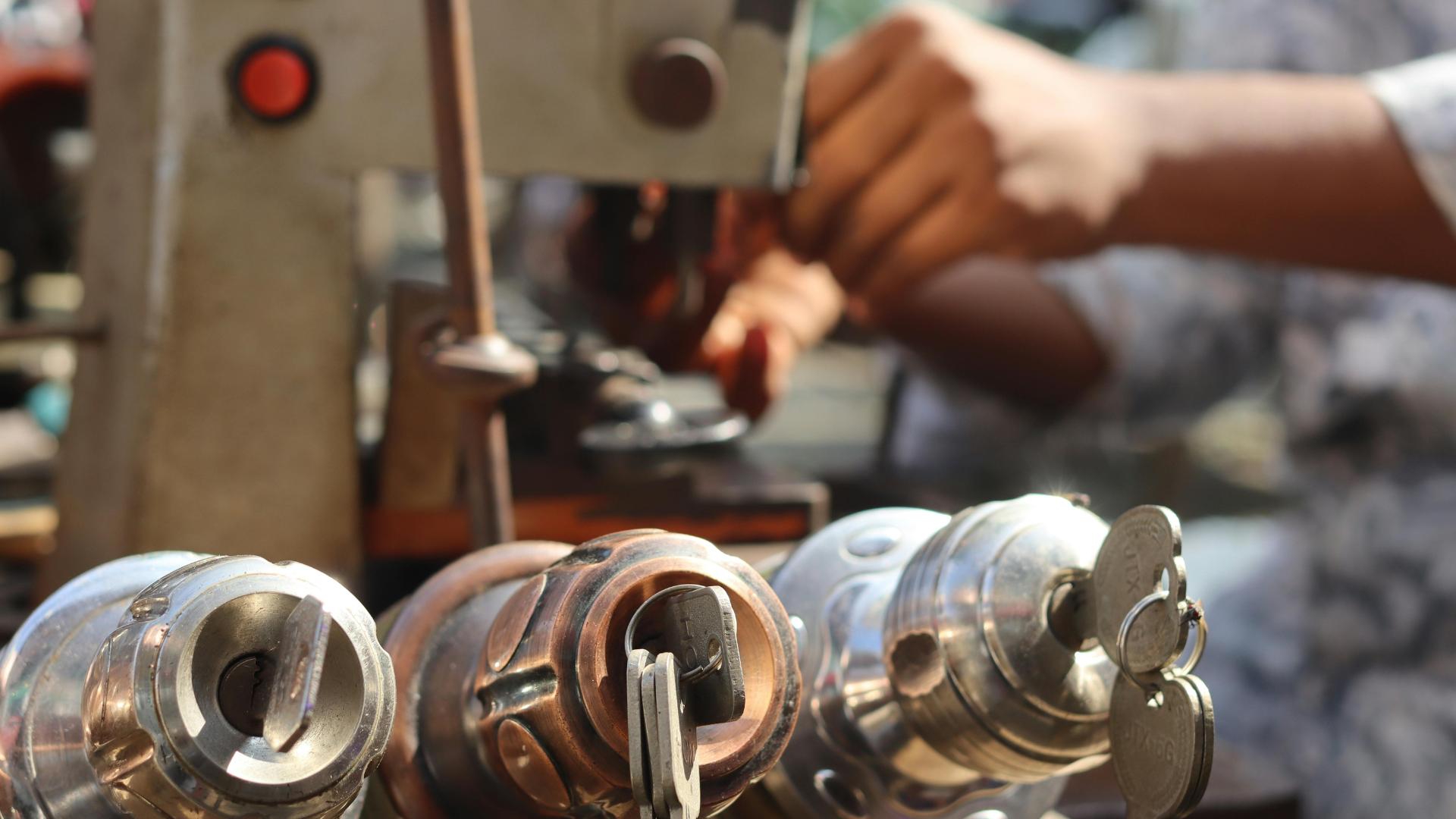 Workshop key-cutting machine with multiple car keys