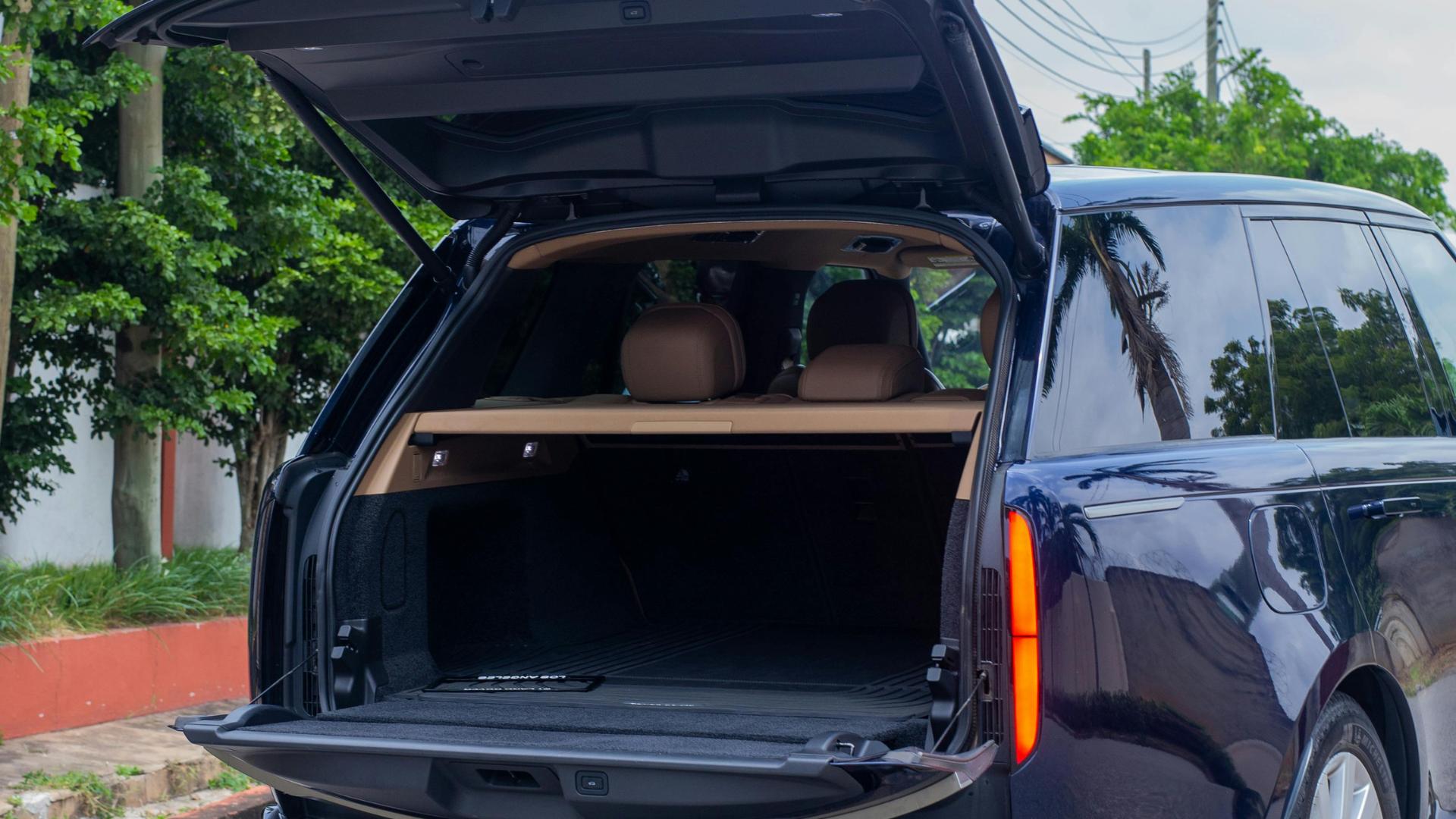 Open vehicle trunk after professional trunk lockout service